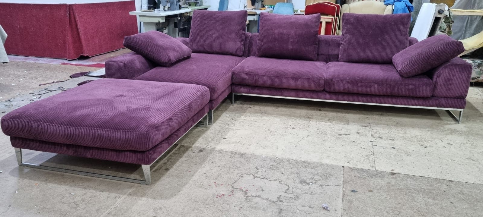 Sofá rinconero morado tapizado en tela acanalada económica