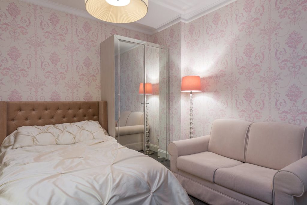 Tapicería de dormitorios en Madrid – Cabeceros y sofás a medida Cabecero y sofá en habitación decorada con tapizado personalizado en Madrid